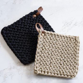KNIT POT HOLDER WITH LEATHER STRAP